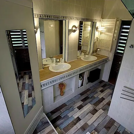 Bed & Breakfast La Longère Des Nuits De Varenne 3*