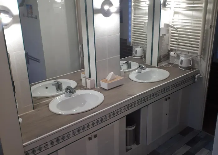 Bed & Breakfast La Longere Des Nuits De Varenne 3*